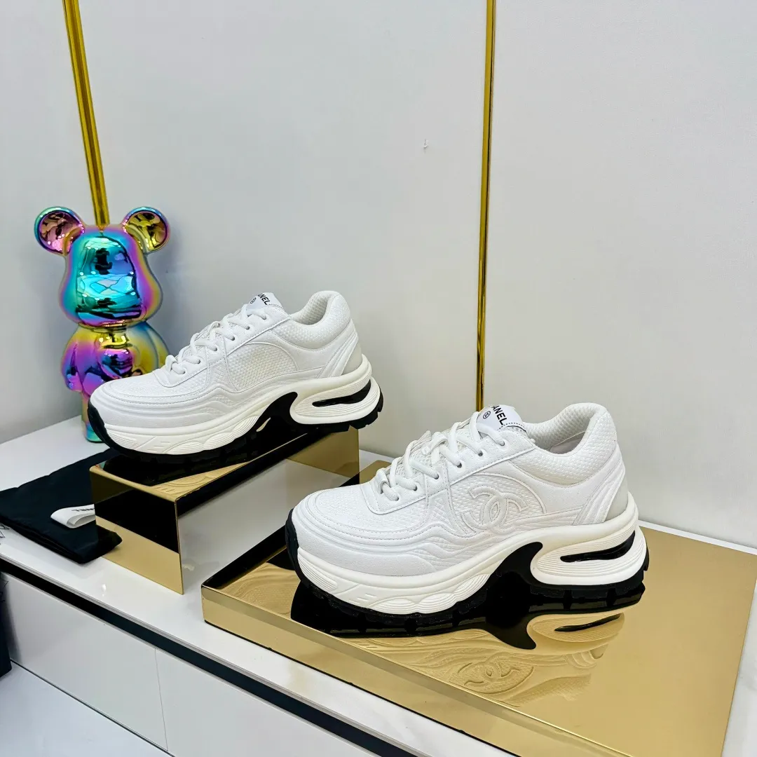 👟👟Ex-factory price 680👟👟 Upgraded version, upgraded version, upgraded version! No rebuttal accepted! ! ! ! Chanel Chanel panda shoes! 2025 counter's top casual sports shoes. This classic design; the upper is electro-embroidered with a variety of techniques; the outsole is fashionable and sporty; the unusual inclusion of a variety of color matching elements... The diversified mix and match is very good-looking and versatile, and can be used for leisure, fashion, sports, and outdoor... ꫛꫀꪝ Go➫ Materials: ❶Upper made of: original imported first-layer silk cowhide + original waterproof cloth + original first-layer cowhide ❷Inner lining: Original Yangli+Net ❸Outsole based on: Original TPU combination outsole Counter boutique packaging complete set for women 35–41 👉 👉 👉 👉